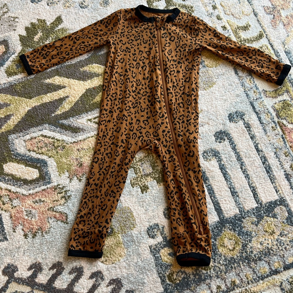 Kyte BABY Small Leopaed Zippered Romper
